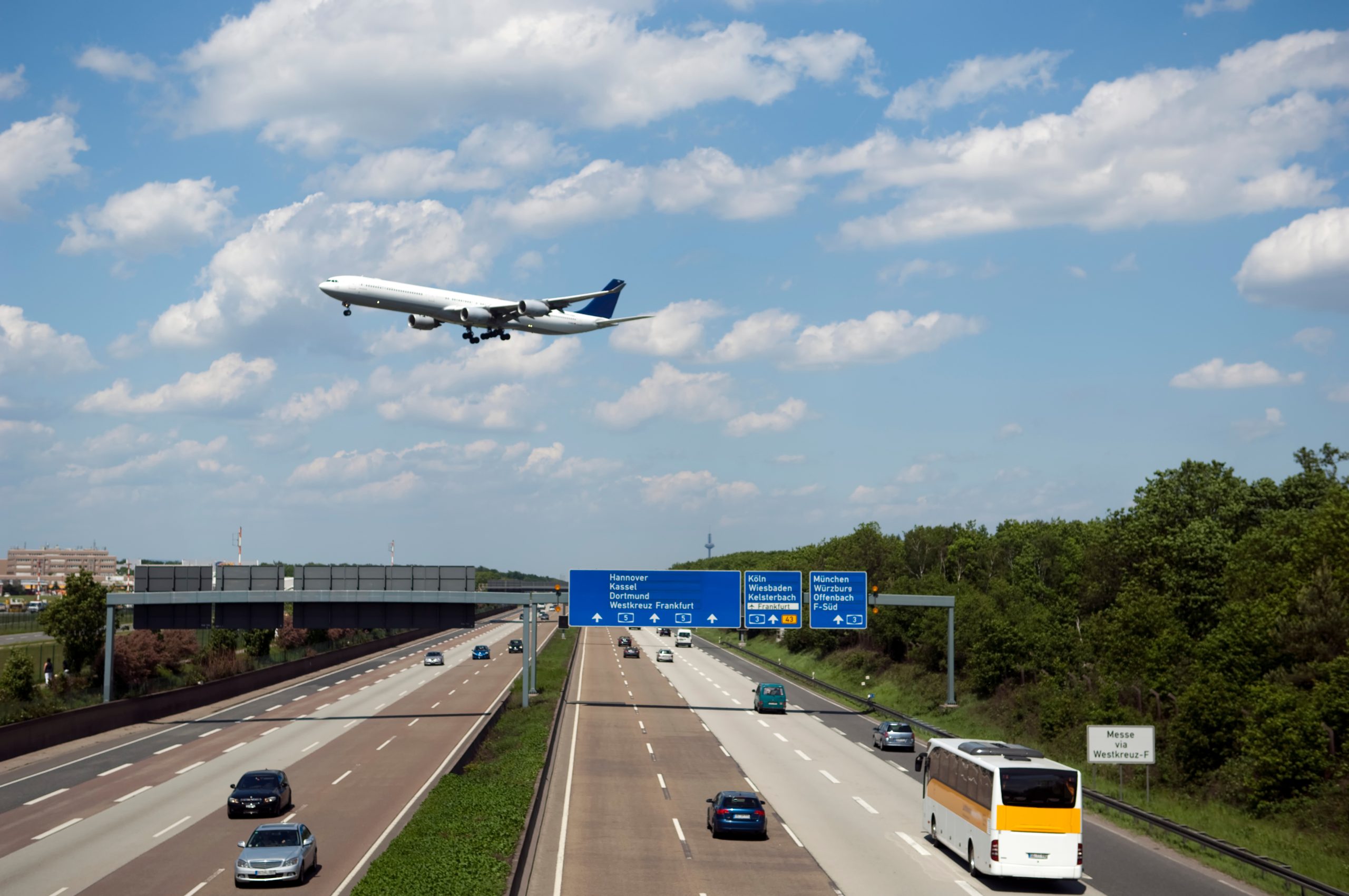 Flugzeug über der Autobahn am Flughafen Frankfurt